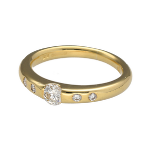 Timeless and refined, this pre-owned 18ct yellow gold diamond set solitaire ring offers classic elegance with a subtle touch of extra sparkle—perfect for marking a special moment:

Design: A traditional solitaire ring featuring a brilliant-cut centre diamond, with two additional brilliant-cut diamonds subtly set into each shoulder for a refined, graceful finish.
Material: Crafted from rich 18-carat yellow gold, the polished band offers a warm, luxurious backdrop that enhances the brilliance of the diamonds.