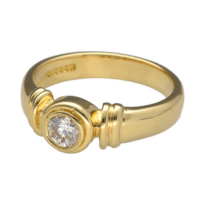 Bring timeless elegance and refined sparkle to your collection with this pre-owned 18ct gold diamond rubover set ring, offering a sleek and sophisticated design—perfect for everyday wear or special occasions.

Design: The ring features a single round diamond of approximately 0.25ct in a secure rubover setting, creating a smooth and contemporary look.
Material: Made from 18-carat gold, the polished finish provides a luxurious backdrop that enhances the brilliance of the diamond.
