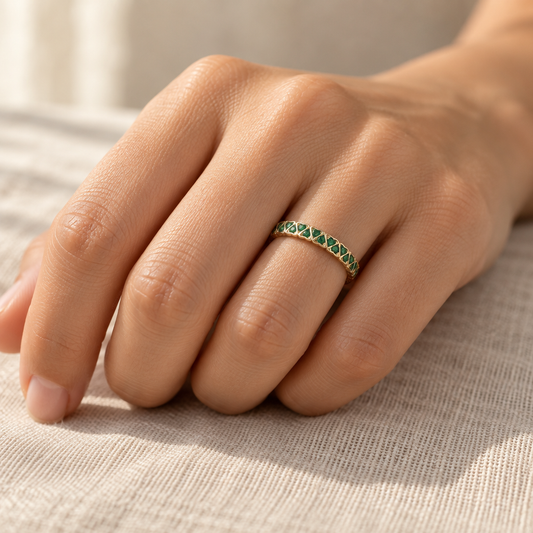 9ct Gold & Emerald Heart Band Ring