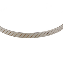 Load image into Gallery viewer, A New Silver Diamond-Cut Expandable Bangle with the weight 3 grams and bangle width 3mm. The bangle diameter is 4.2cm when closed and 5cm diameter when fully expanded 
