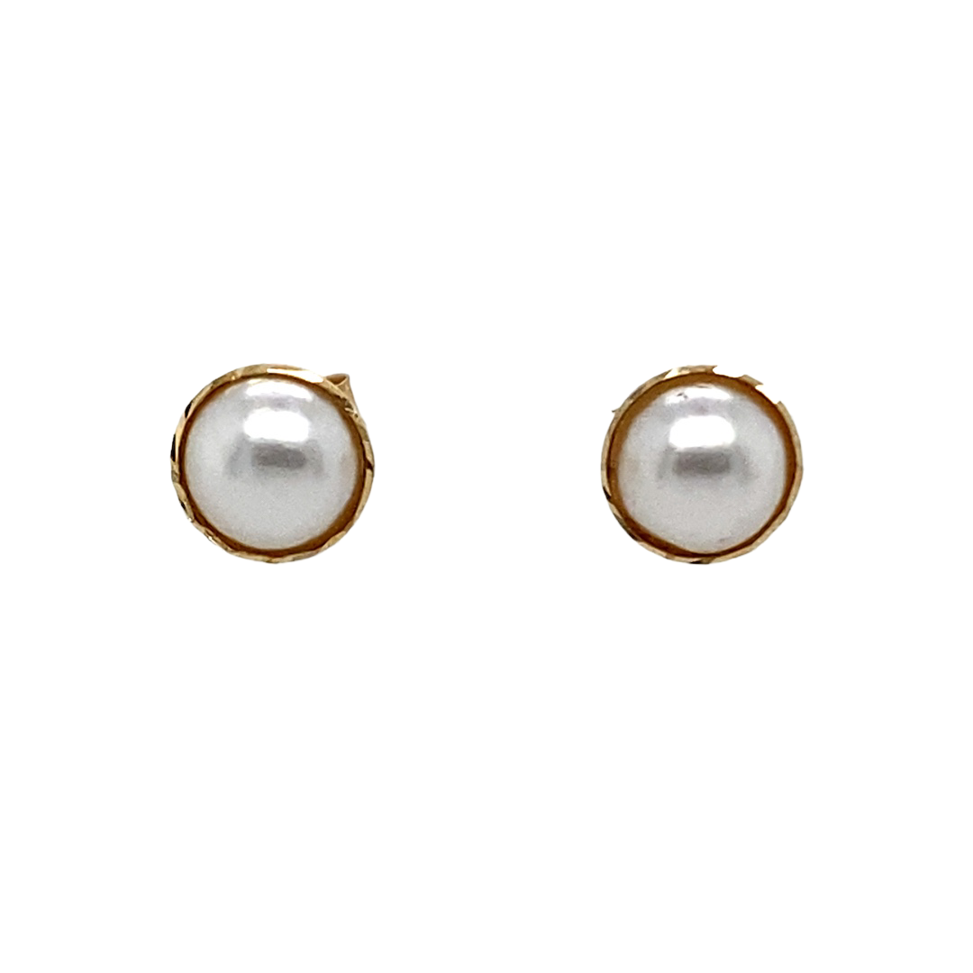 New 9ct Yellow Gold & Pearl Stud Earrings with the weight 0.30 grams. The pearl is 5mm diameter 