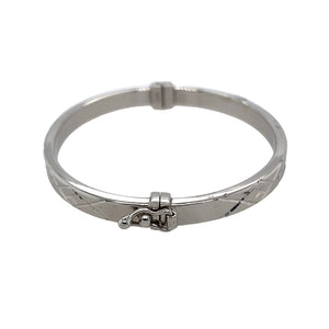 A New Silver Patterned Hinged Bangle with the weight 5.10 grams and bangle width 4mm. The bangle diameter is 4.5cm 