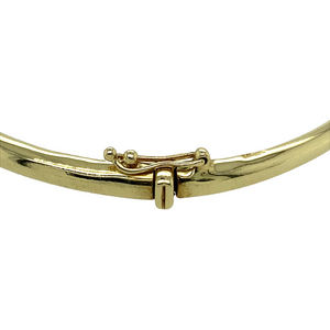 Preowned 9ct Yellow Gold & Diamond Set Celtic Design Hinged Bangle with the weight 8.60 grams. The diameter is 6cm and the front of the bangle is 13mm high