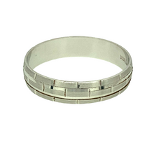 Load image into Gallery viewer, 9ct White Gold 4mm Patterned Wedding Band Ring
