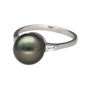 Preowned 18ct White Gold Diamond & Grey Pearl Set Ring in size M with the weight 3.20 grams. The pearl is approximately 10mm diameter